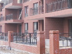 鋪設(shè)聚脂薄膜或夾筋鋁箔反射層